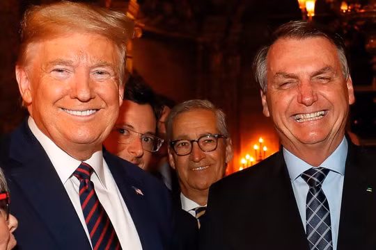 Ông Fabio Wajngarten, đứng núp sau ông Trump trong bức ảnh chụp tại bữa tối ở Mar-a-Lago, nhiễm COVID-19 (Ảnh: Guardian)