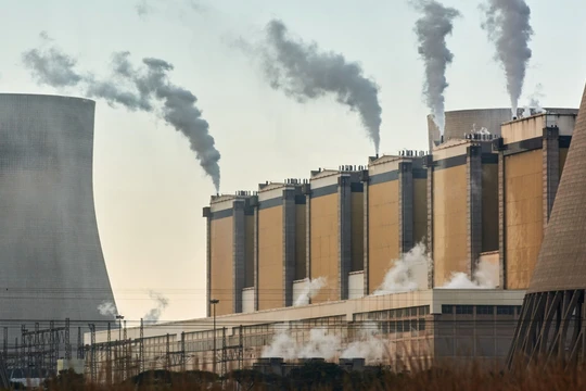 IEA đưa ra dự báo về nhu cầu nhiên liệu hóa thạch đạt đỉnh điểm do việc triển khai các công nghệ tái tạo đã tăng tốc trong 12 tháng qua (Ảnh: Bloomberg)