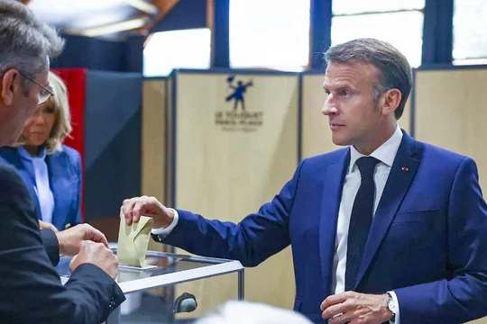 Tổng thống Pháp Emmanuel Macron đi bỏ phiếu bầu quốc hội vòng 1 ngày 30/6 (Ảnh: Pool)