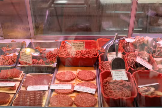 Một số loại thịt bò xay được trưng bày trong tủ bán thịt tại Chợ phía Đông ở Washington, Mỹ. Ảnh: Reuters.