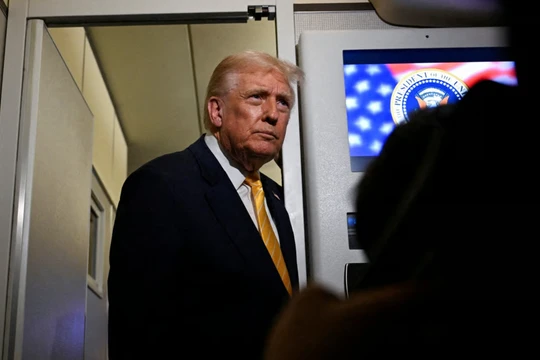 Tổng thống Mỹ Donald Trump phát biểu với báo chí trên chuyên cơ Không lực Một trên đường đến Florida hôm 14/11. Ảnh: Reuters.