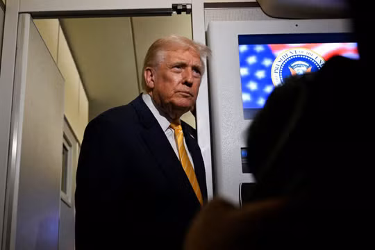 Tổng thống Mỹ Donald Trump phát biểu với báo chí trên chuyên cơ Không lực Một trên đường đến Florida hôm 14/11. Ảnh: Reuters.