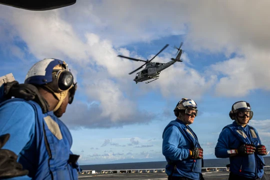 Trực thăng UH-1Y Venom của Thủy quân lục chiến Mỹ cất cánh từ tàu vận tải đổ bộ lớp San Antonio trong khi đang di chuyển trên Biển Caribe, ngày 17/11. Ảnh: Reuters