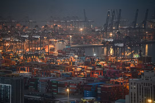 Các container vận chuyển tại một cảng ở miền Nam Trung Quốc. Ảnh: WSJ.