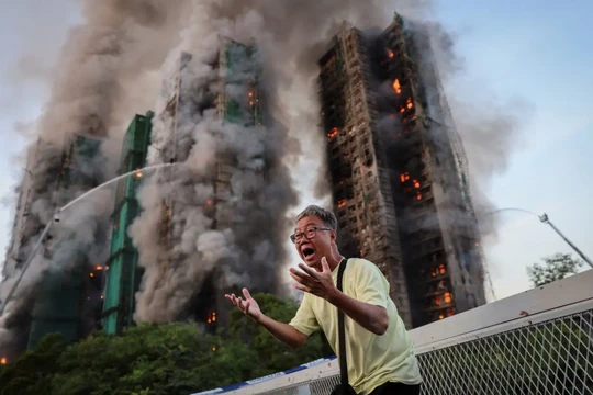 Ông Wong, 71 tuổi, phản ứng sau khi cho biết vợ ông bị mắc kẹt bên trong tòa nhà trong một vụ hỏa hoạn lớn ở Tai Po, Hong Kong, Trung Quốc, ngày 26/11. Ảnh: Reuters.