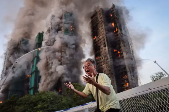 Ông Wong, 71 tuổi, phản ứng sau khi cho biết vợ ông bị mắc kẹt bên trong tòa nhà trong một vụ hỏa hoạn lớn ở Tai Po, Hong Kong, Trung Quốc, ngày 26/11. Ảnh: Reuters.