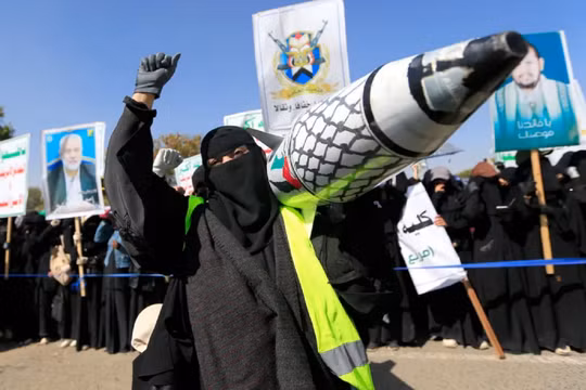 Một phụ nữ Yemen giơ cao một tên lửa giả được trang trí bằng màu cờ Palestine trong một cuộc biểu tình ở Sanaa vào ngày 15/1. Ảnh: AFP.
