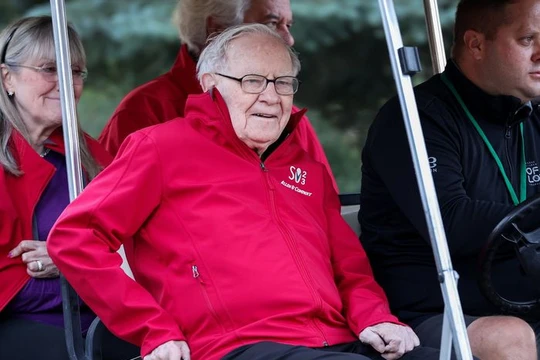 Warren Buffett nổi tiếng là một trong những nhà đầu tư thành công nhất mọi thời đại (Ảnh: WSJ)