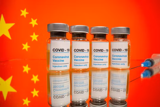 Trung Quốc thúc đẩy sản xuất vaccine tự nghiên cứu trong bối cảnh nguồn cung vaccine COVID-19 trên toàn cầu bị hạn chế (Ảnh: QZ)