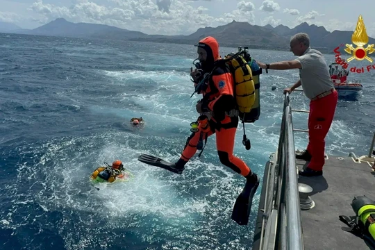 Thợ lặn nhảy xuống biển tìm kiếm 6 người mất tích ở Sicily, miền nam Italy, hôm thứ Hai (Ảnh: Reuters)