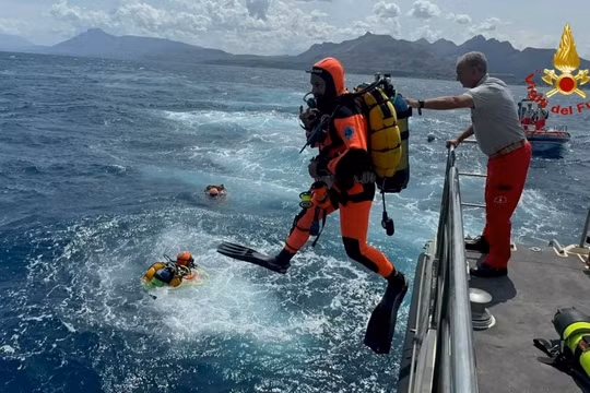 Thợ lặn nhảy xuống biển tìm kiếm 6 người mất tích ở Sicily, miền nam Italy, hôm thứ Hai (Ảnh: Reuters)