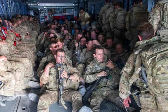 Binh sĩ Anh trên một chuyến bay rời khỏi Kabul, Afghanistan (Ảnh: AP)