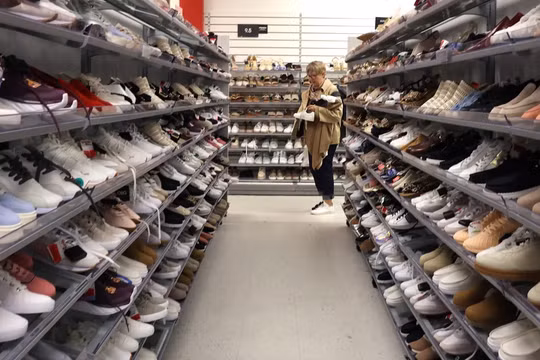 Trong khi thuế quan của Tổng thống Donald Trump sẽ làm tăng chi phí của hầu hết các loại quần áo và giày dép, mức tăng giá mạnh nhất sẽ là các mặt hàng cơ bản. Ảnh: AFP.