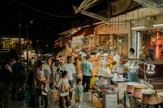 Một khu chợ ở Darband, một trong những khu phố cổ nhất của Tehran. Người dân Iran đang phải vật lộn để đối phó với lạm phát lên tới 40% mỗi năm và đồng nội tệ mất giá. Ảnh: NYTimes.