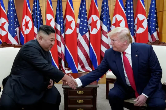 Tổng thống Mỹ Donald Trump bắt tay nhà lãnh đạo Triều Tiên Kim Jong-un khi họ gặp nhau tại khu phi quân sự ngăn cách hai miền Triều Tiên, tại Bàn Môn Điếm, Hàn Quốc, ngày 30/6/2019. Ảnh: Reuters.