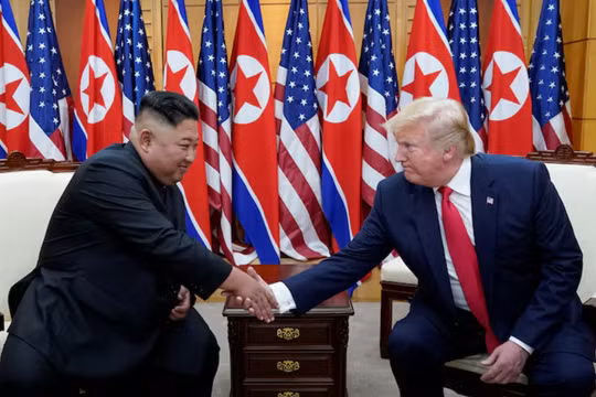 Tổng thống Mỹ Donald Trump bắt tay nhà lãnh đạo Triều Tiên Kim Jong-un khi họ gặp nhau tại khu phi quân sự ngăn cách hai miền Triều Tiên, tại Bàn Môn Điếm, Hàn Quốc, ngày 30/6/2019. Ảnh: Reuters.