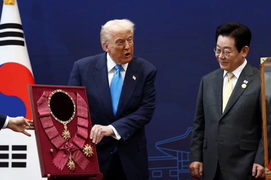 Tổng thống Mỹ Donald Trump được trao tặng "Huân chương Mugunghwa vĩ đại" trong cuộc gặp với Tổng thống Hàn Quốc Lee Jae Myung tại Gyeongju, Hàn Quốc, ngày 29/10. Ảnh: Reuters.
