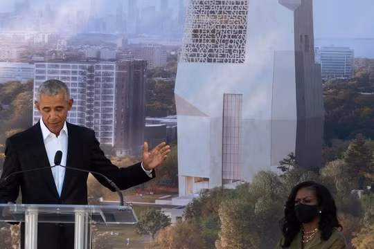 Ông Barack Obama trong buổi thuyết trình về trung tâm tổng thống mang tên mình hồi tháng 9 vừa qua (Ảnh: Reuters)