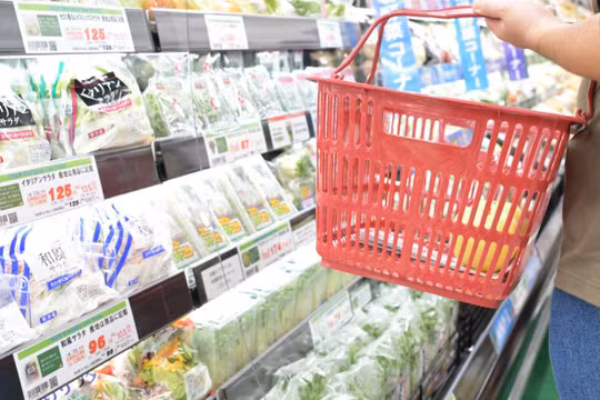 Người dân đi mua sắm tại một siêu thị ở thủ đô Tokyo, Nhật Bản (Ảnh: Nikkei)