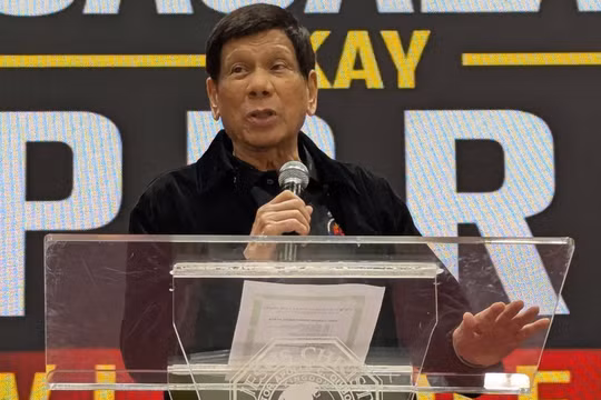 Cựu Tổng thống Philippines Rodrigo Duterte phát biểu trong một buổi gặp mặt cộng đồng người Philippines tại Hong Kong vào ngày 9/3. Ảnh: AFP.