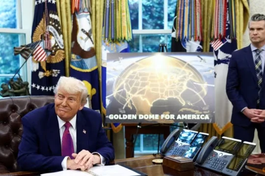 Tổng thống Mỹ Donald Trump đưa ra thông báo liên quan đến hệ thống phòng thủ tên lửa Golden Dome bên cạnh Bộ trưởng Quốc phòng Pete Hegseth tại Phòng Bầu dục của Nhà Trắng. Ảnh: Reuters.