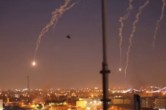 Quân đội Mỹ tại Iraq triển khai máy bay trực thăng Apache để đảm bảo an ninh Đại sứ quán ở Baghdad (Ảnh: Getty)