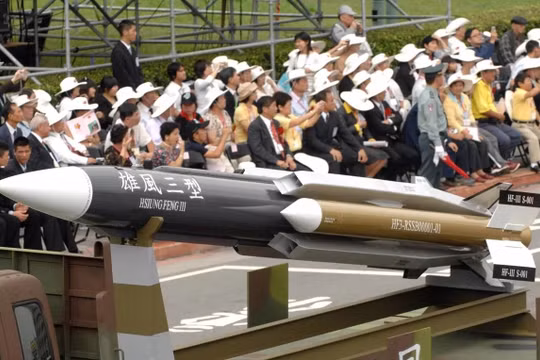 Tàu hộ tống tên lửa mới được trang bị tên lửa Hsiung Feng III cùng các loại tên lửa diệt hạm khác (Ảnh: SCMP)