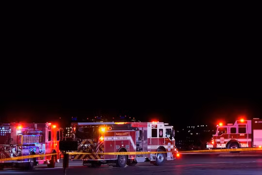 Các lực lượng chức năng được điều đến hiện trường vụ tai nạn hàng không ở Washington DC, Mỹ. Ảnh: CNN.