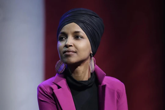 Nữ nghị sĩ Ilhan Omar cho hay bà đang soạn thảo các điều khoản luận tội ông Trump (Ảnh: LATimes)