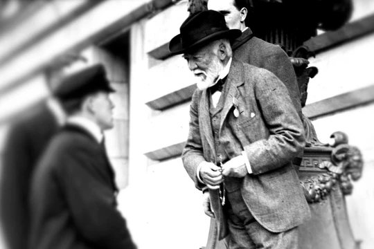 Andrew Carnegie (phải), từng có thời điểm là người giàu nhất hành tinh, đi lên từ hai bàn tay trắng. Ảnh: History Extra.