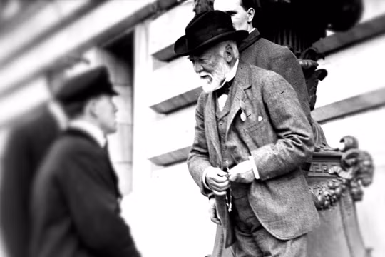 Andrew Carnegie (phải), từng có thời điểm là người giàu nhất hành tinh, đi lên từ hai bàn tay trắng. Ảnh: History Extra.