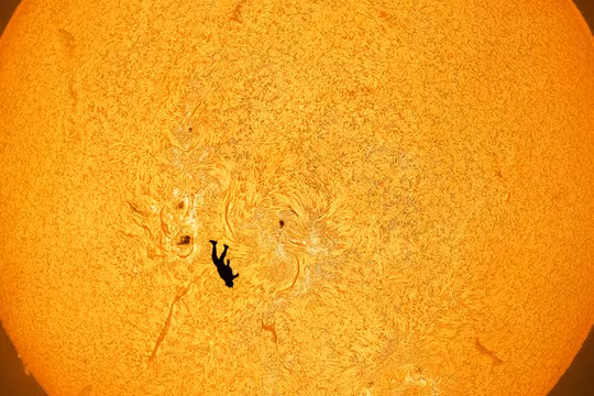 Sau 6 lần thử, Andrew McCarthy đã chụp được bức ảnh thành công và đặt tên là "Cú rơi của Icarus". Ảnh: CNN.