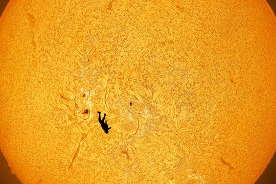 Sau 6 lần thử, Andrew McCarthy đã chụp được bức ảnh thành công và đặt tên là "Cú rơi của Icarus". Ảnh: CNN.