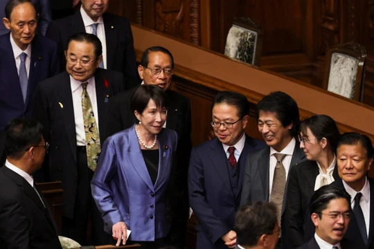 Bà Sanae Takaichi xếp hàng cùng các nhà lập pháp khác trước khi bỏ phiếu tại Hạ viện ở Tokyo, ngày 21/10. Ảnh: Reuters.