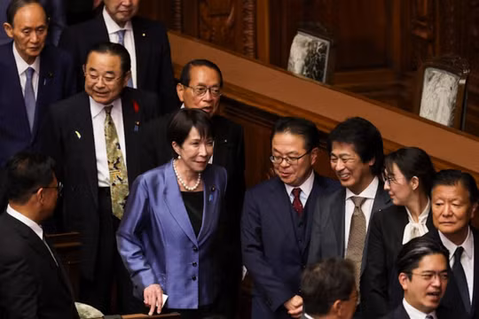 Bà Sanae Takaichi xếp hàng cùng các nhà lập pháp khác trước khi bỏ phiếu tại Hạ viện ở Tokyo, ngày 21/10. Ảnh: Reuters.