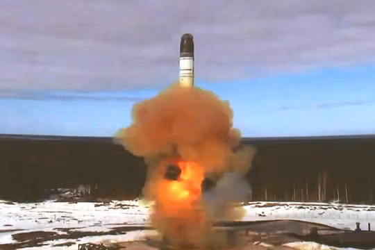 Tên lửa Sarmat được phóng tại sân bay vũ trụ Plesetsk (Ảnh: Reuters)