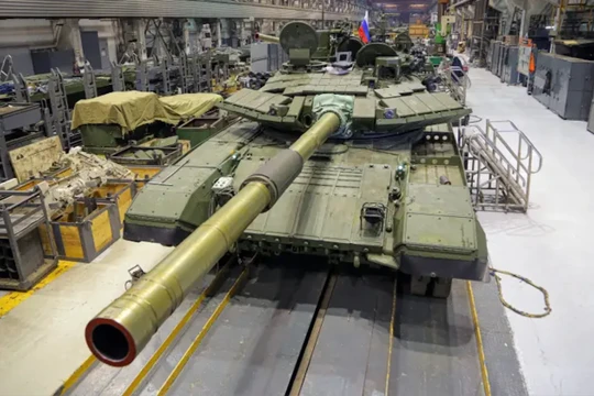 Hoạt động sản xuất xe tăng T-90 tại nhà máy Uralvagonzavod. Ảnh: MW.