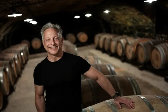Doanh nhân Mỹ Michael Baum chụp ảnh bên trong hầm rượu vang Chateau de Pommard, Pháp. Baum là người đồng sáng lập và cựu CEO của Splunk (Ảnh: Getty)
