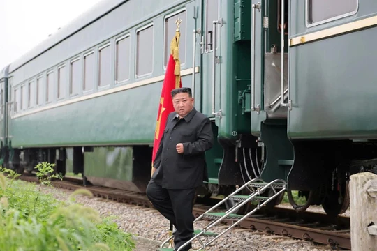 Nhà lãnh đạo Triều Tiên Kim Jong-un bước xuống đoàn tàu đặc biệt của mình trong một bức ảnh được công bố vào tháng 7 năm ngoái. Ảnh: KCNA.