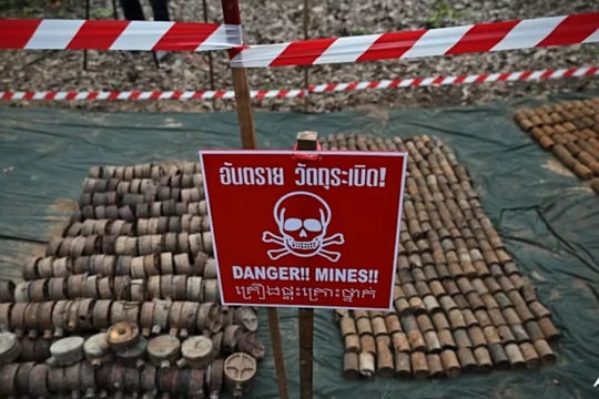 Những quả mìn cũ được thu hồi từ các khu vực tranh chấp sau cuộc xung đột biên giới Thái Lan-Campuchia được trưng bày trong chuyến tham quan báo chí do Quân đội Hoàng gia Thái Lan tổ chức tại tỉnh biên giới Surin vào ngày 20/8. Ảnh: AFP.