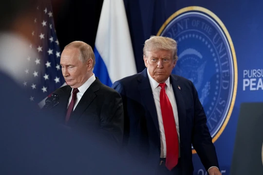Tổng thống Nga Vladimir Putin và người đồng cấp Mỹ Donald Trump trong cuộc gặp ở Alaska hồi tháng 8 năm nay. Ảnh: Getty.