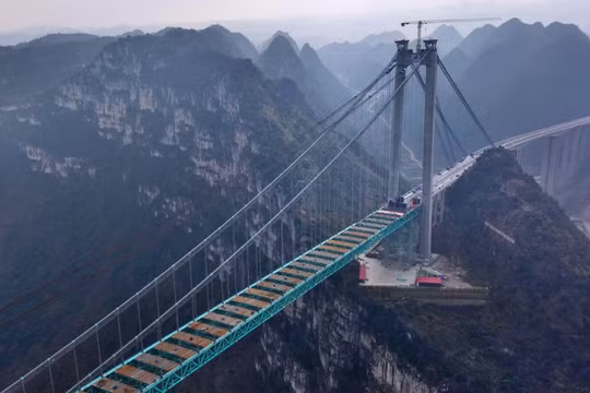 Công trường xây dựng Cầu Huajiang Grand Canyon trong bức ảnh chụp từ trên cao vào ngày 17/1. Ảnh: Getty.