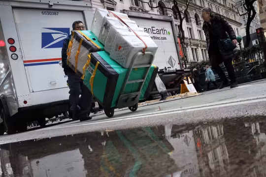 Các gói hàng bán lẻ được vận chuyển đến Mỹ có giá trị 800 USD trở xuống từ nước ngoài sẽ không còn được miễn thuế nữa. Ảnh: Reuters.