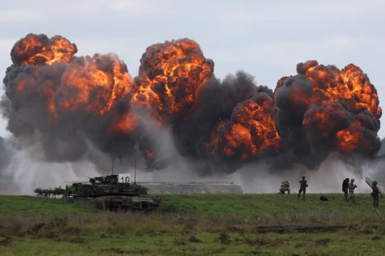 Khói bốc lên từ vụ nổ gần xe tăng Abrams của Ba Lan khi lực lượng Ba Lan cùng binh lính NATO tiến hành cuộc tập trận quân sự "Người bảo vệ sắt" tại một bãi tập quân sự ở Wierzbiny gần Orzysz, Ba Lan, ngày 17/9. Ảnh: Reuters.