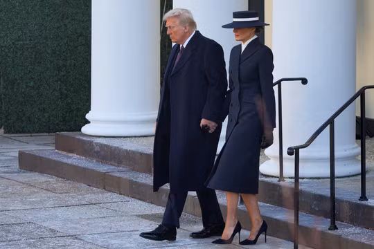Bà Melania Trump đến Nhà thờ St. John cùng chồng, Donald Trump, trong chiếc áo khoác của nhà thiết kế Adam Lippes và chiếc mũ boater giản dị. Ảnh: Reuters.