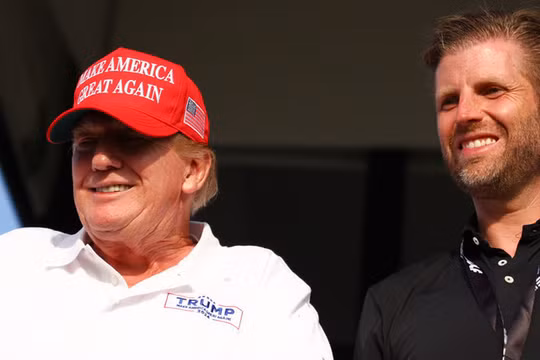 Tổng thống đắc cử Mỹ Donald Trump và con trai Eric Trump tại một CLB đánh golf ở bang Florida ngày 7/4. Ảnh: Getty.