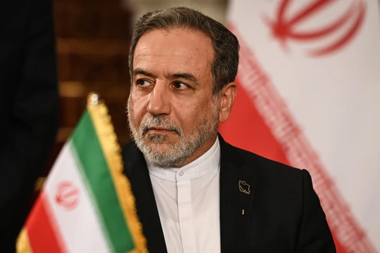 Ngoại trưởng Iran Abbas Araghchi tham dự lễ ký kết thỏa thuận với Tổng Giám đốc Cơ quan Năng lượng Nguyên tử Quốc tế (IAEA) Rafael Grossi, ngày 9/9 tại Cairo, Ai Cập. Ảnh: Getty.