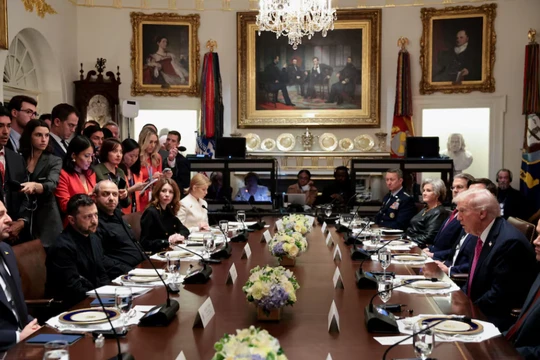 Tổng thống Mỹ Donald Trump gặp Tổng thống Ukraine Volodymyr Zelensky trong bữa trưa tại Phòng Nội các ở Nhà Trắng ở Washington, D.C., Mỹ ngày 17/10. Ảnh: Reuters.