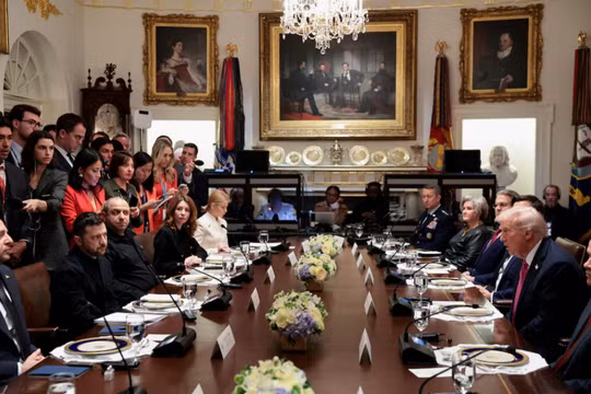 Tổng thống Mỹ Donald Trump gặp Tổng thống Ukraine Volodymyr Zelensky trong bữa trưa tại Phòng Nội các ở Nhà Trắng ở Washington, D.C., Mỹ ngày 17/10. Ảnh: Reuters.