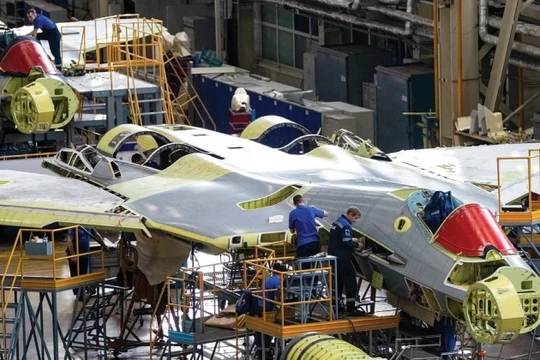 Sản xuất chiến đấu cơ Su-57 tại Nhà máy máy bay Komsomolsk ở Amur. Ảnh: MW.